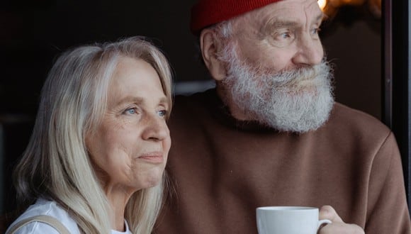 En esta imagen referencial se aprecia a una pareja de ancianos que se encuentra un poco triste. (Foto: MART PRODUCTION / Pexels)