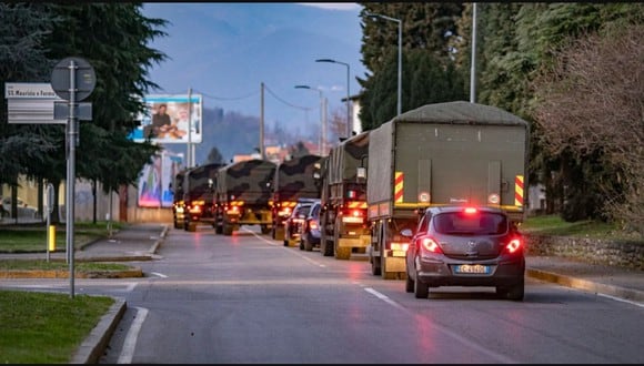El traslado de los cuerpos por camiones militares en Italia. (Foto: Sergio Agazzi/Shutterstock)