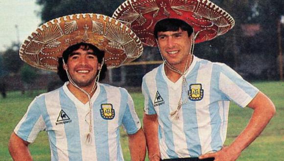 Diego Maradona y Daniel Passarella posaron para la portada de la revista El Gráfico antes del Mundial 1986. (Foto: El Gráfico)