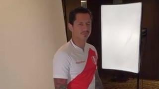 Con guiño incluido: Lapadula lució la nueva camiseta de la Selección para sesión fotográfica [VIDEO]