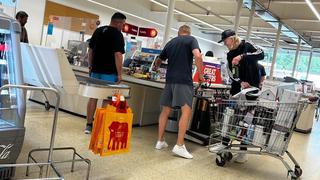 Haciendo las compras del hogar: Haaland apareció en un supermercado en Inglaterra