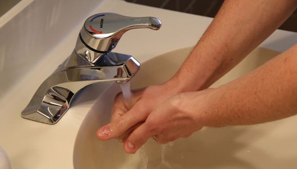Una de las recomendaciones dadas por las autoridades sanitarias para evitar la expansión del virus es el escrupuloso lavado de manos. (Foto: Referencial - Pixabay)