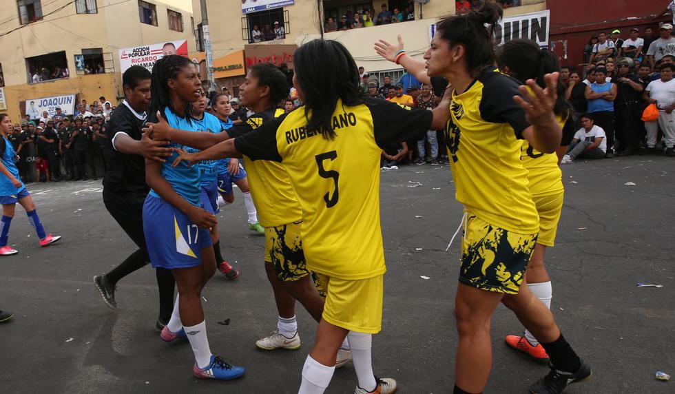Las mujeres tuvieron un partido de exhibición en el Mundialito de El Porvenir (Foto: Fernando Sangama)