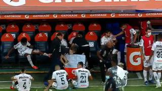 Jugadores de Santos no fueron a los vestuarios y recibieron la charla técnica en la banca de suplentes [VIDEO]