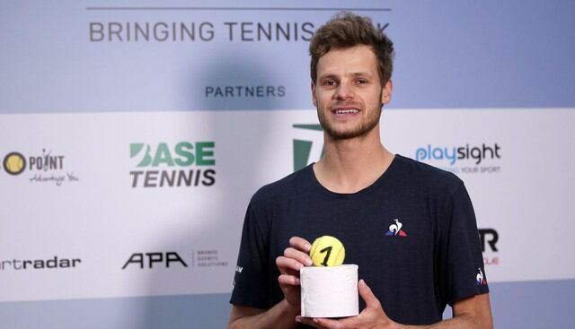 El tenis alemán también recibió una pelota con el número uno inscrito. (Foto: EFE)