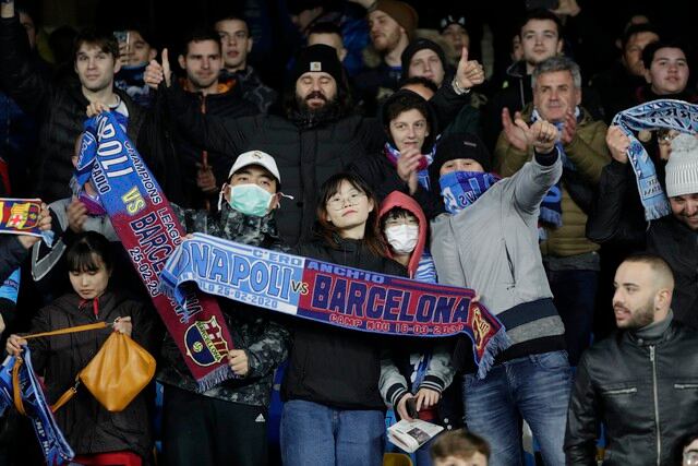 Barcelona vs. Napoli: el coronavirus en el San Paolo. (AFP)
