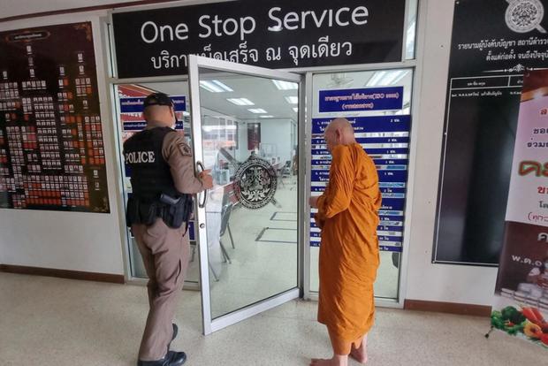 El monje fue trasladado a la comisaría tras ser detenido por la policía. (Foto: Viral Press)