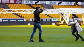 Raúl Jiménez conoció el sexo de su hijo con divertido reto en el estadio de Wolverhampton [VIDEO]