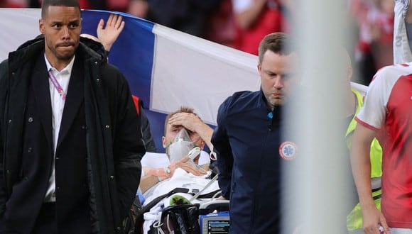 Eriksen salió consciente del estadio en camilla luego de sufrir el ataque. (Foto: AFP)
