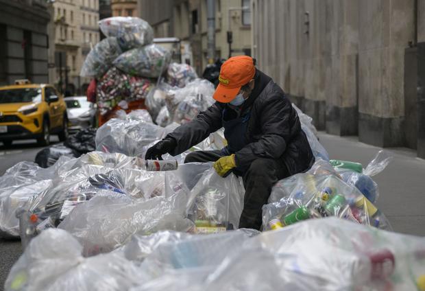 Un reciclador de basura en las calles de Nueva York (Foto: AFP)
