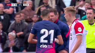 Casi llega a las manos: Simeone, irreconocible contra Carrasco, el árbitro y DT de Feyenoord [VIDEO]