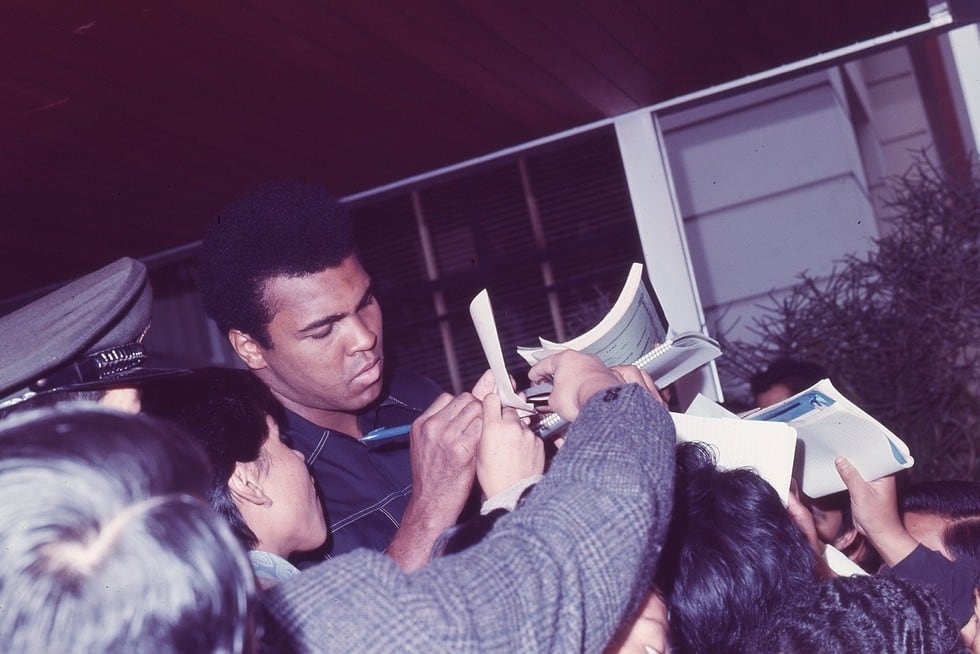 Muhammad Ali firmando autógrafos a los aficionados peruanos. (Foto: GEC Archivo Histórico)