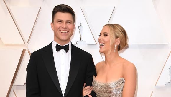 Scarlett Johansson y Colin Jost en la ceremonia de los premios Oscar 2020. La pareja se casó en secreto y la noticia fue revelada por la ONG “Meals on Wheels” (Foto: Robyn Beck para AFP)