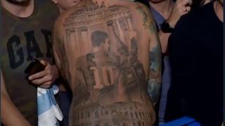 Una locura: hincha de Messi se hizo tremendo tatuaje del argentino en la espalda [VIDEO]