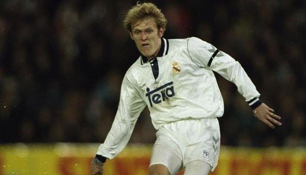 Figo llegó al Barcelona en la temporada 1995-96. Como 'culé' realizó cánticos y burlas contra el Real Madrid. En el 2000 se convirtió en jugador blanco y el primer galáctico. Fue el fichaje más ca