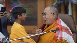 Dalai Lama se disculpa con insólita respuesta: “Fue una manera inocente y juguetona”