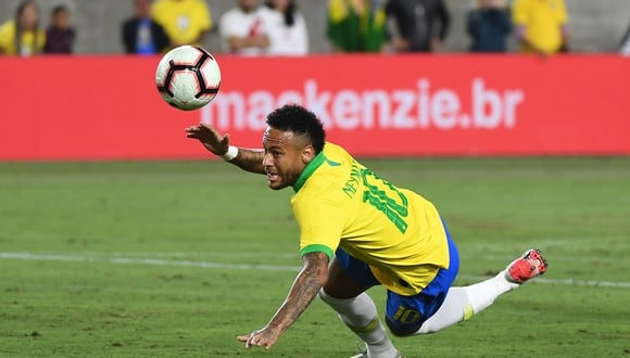 En la transmisión en video de la sesión se ve a Neymar tocarse la parte baja de la espalda, entre gestos de dolor. (Foto: AFP)