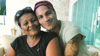 Paolo Guerrero celebró el Día de la Madre junto a Doña Peta y armó la jarana tocando el cajón