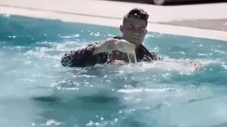 No le salió nada: Cristiano es viral por caerse a su piscina y quemar tostadas para desayuno [VIDEO]