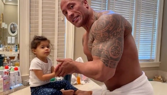 Dwayne Johnson con su pequeña hija. (Foto: Instagram de Dwayne Johnson)