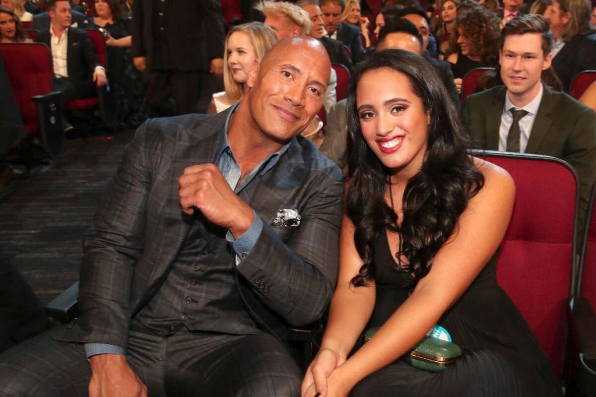 'The Rock' junto a su hija Simone Johnson. (Foto: CBS Sports)
