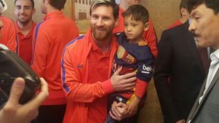 Un encuentro que emociona al mundo: Messi conoció al niño de la camiseta de plástico