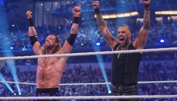 Edge celebrando su triunfo junto a Damian Priest. (Imagen: WWE)