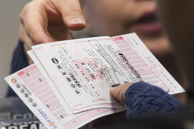 Cada vez son más las personas que prueban su suerte en la lotería Powerball (Foto: AFP)