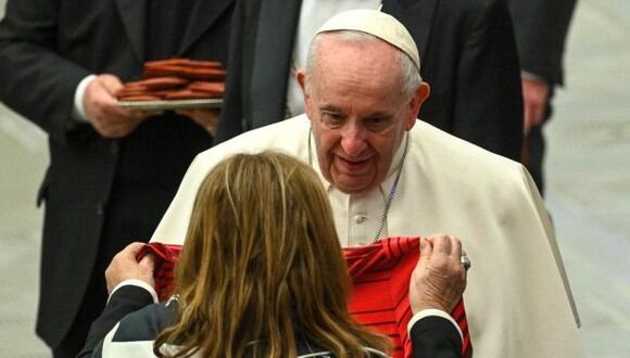 Dolores Aveiro, la madre de Cristiano Ronaldo, le regaló una camiseta del jugador al Papa Francisco. (Foto: AFP)