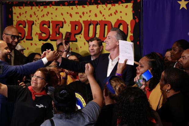 El gobernador de California, Gavin Newsom. durante firma que aumenta el salario a los trabajadores de comida rápida.