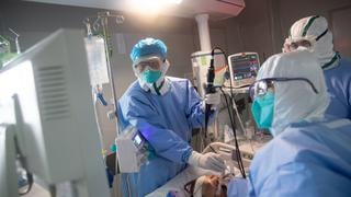 Tras trabajar 35 días sin parar: médico muere de derrame cerebral en China durante brote del Covid-19