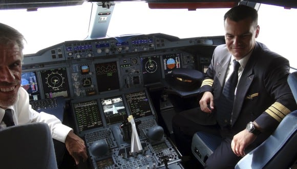 El piloto mostró todas sus dotes para el canto y sacó más de una sonrisa a los pasajeros. (Foto: EFE)