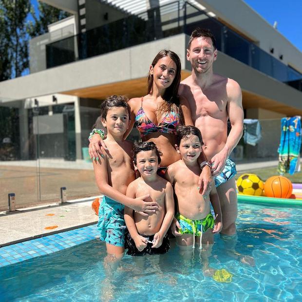 Lionel Messi, Antonela Roccuzzo y sus tres hijos, Mateo, Thiago y Ciro en la piscina de su mansión en Rosario (Foto: Antonela Roccuzzo / Instagram)