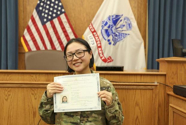 Militar muestra certificado de naturalización (Foto: US Army)