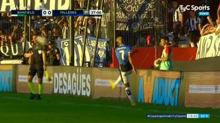No lo expulsaron: jugador de Talleres lanzó pelotazo contra asistente [VIDEO]