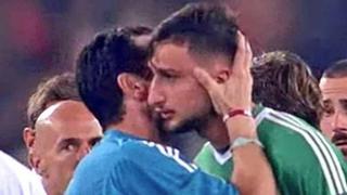 ¡Gesto que lo pinta de cuerpo entero! El consuelo de Buffon a Donnarumma tras doble 'blooper' [VIDEO]