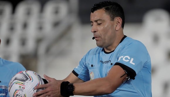 Roberto Tobar fue acusado por Neymar de maltratar a los jugadores en la semifinal entre Perú y Brasil. (Foto: EFE)