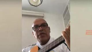 Sorprendió a todos: Roberto Mosquera se lució al tocar guitarra y cantar canción en plena entrevista [VIDEO]