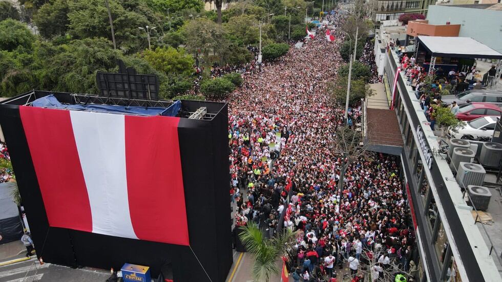 Hinchas tomaron las calles de Lima por el repechaje entre Perú vs. Australia.