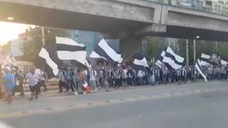 Parecen locales: hinchada de Alianza Lima tomó las calles de Santiago de Chile [VIDEO]
