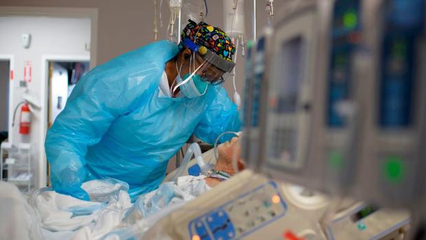 Los hospitales de EE.UU. han informado que el aumento de pacientes infectados ha aumentado en gran medida la presión sobre las instalaciones que ya estaban abrumadas por la pandemia.