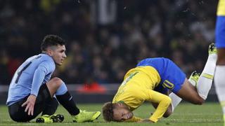 Esta vez no fingió: las terribles entradas contra Neymar en el Uruguay vs Brasil [VIDEOS]