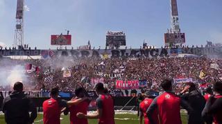 El 'infierno' de Santiago : un grupo de hinchas de Colo Colo invadió la cancha e interrumpió aliento masivo [VIDEO]