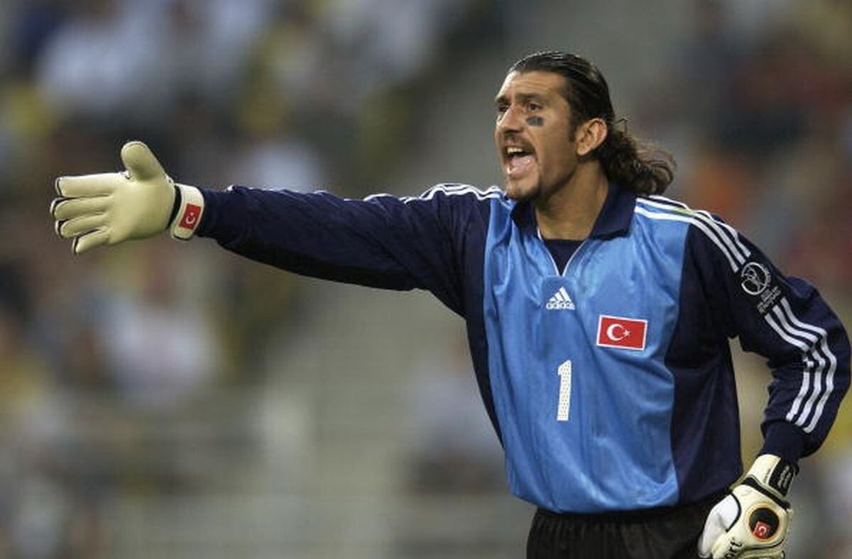 Rustu Recber fue portero del Barcelona tras el Mundial 2002. (Getty)