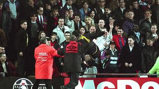 Cantona tras una de las mayores agresiones del fútbol: “Debería haber pateado más fuerte”