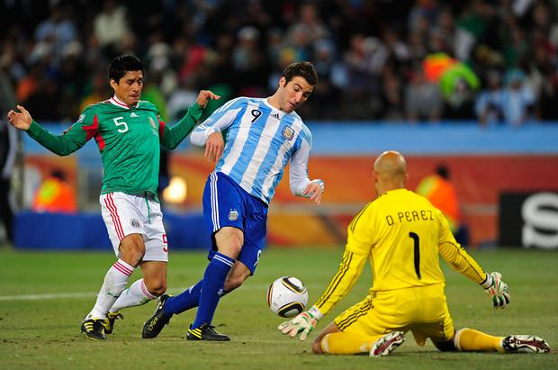 Gonzalo Higuaín le marcó a México en la Copa del Mundo Sudáfrica 2010, por los octavos de final. (Foto: FIFA)