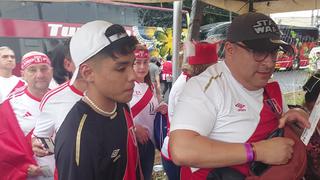 ¡Los incondicionales! La hinchada ingresa al estadio Antonio Aranda para alentar a Perú