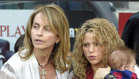 Shakira y la madre de Gerard Piqué en el estadio Camp Nou (Foto: AFP)