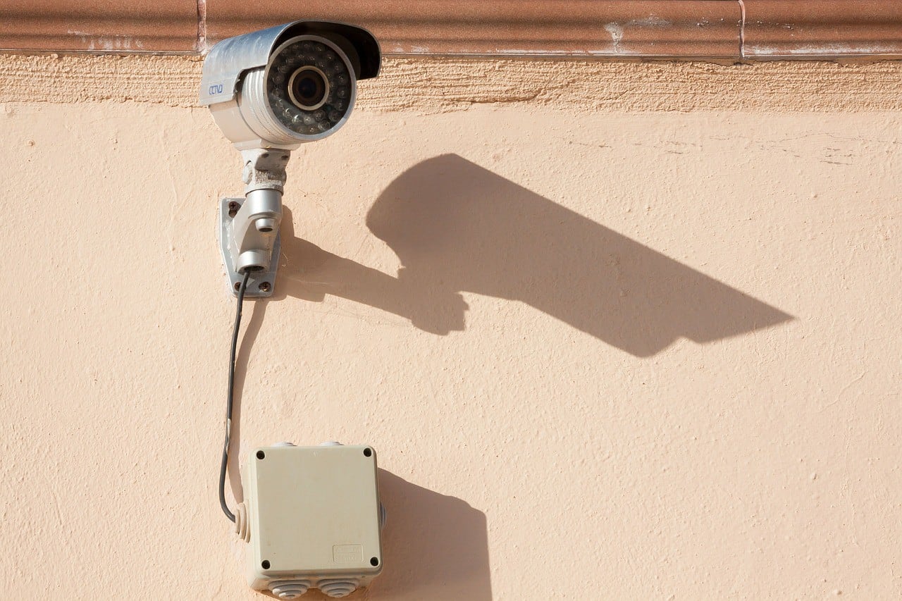 El sistema de vigilancia de su hogar le advirtió sobre los extraños movimientos que pasaban en su hogar (Foto referencial: Pixabay)