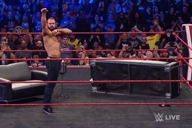 Drew McIntyre le aplicó un ‘Claymore’ a MVP. (Foto: WWE)